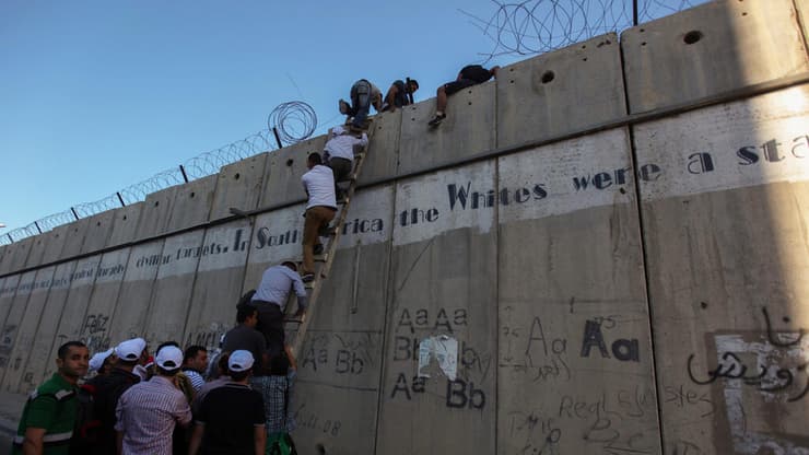 כבר ב-2013 הפלסטינים טיפסו על סולמות כדי לעבור את הגדר