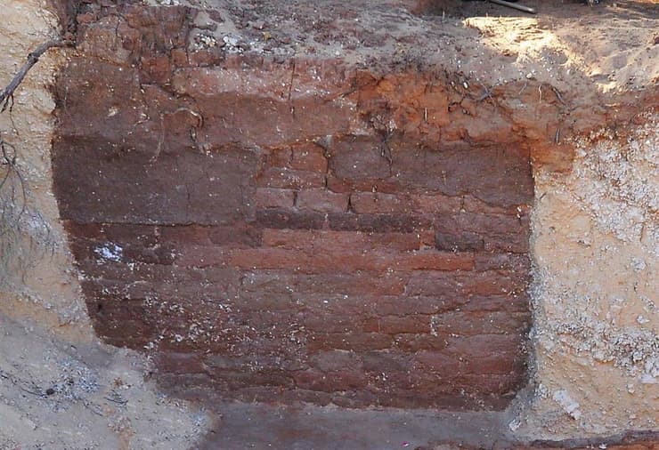 החומה מן המאה ה-8 לספירה