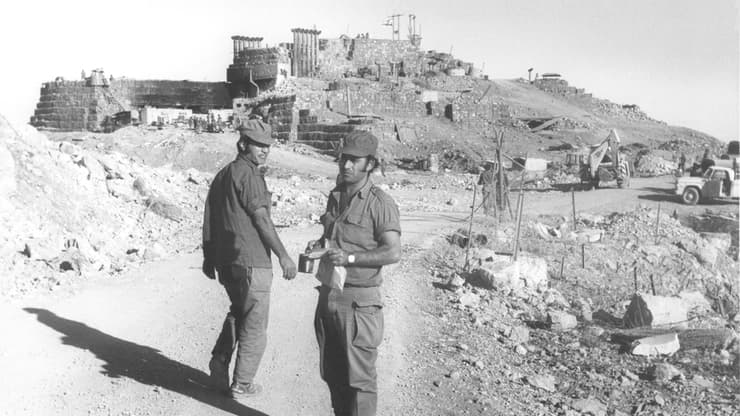חיילים ישראלים במוצב החרמון לאחר כיבושו מחדש. "אם הייתה עוד פלוגה או שתיים היה אפשר לחסוך את האבדות הקשות של הקרב השני על החרמון"