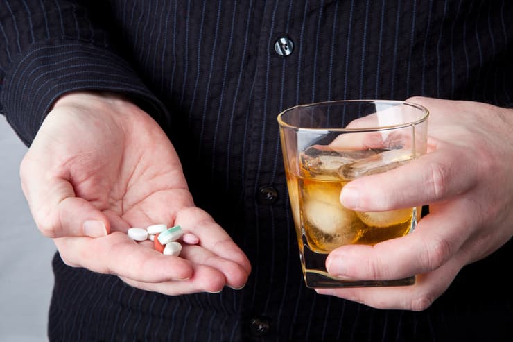 אלכוהול וסמים: שיכוך רגעי שעשוי להחמיר את הדיכאון
