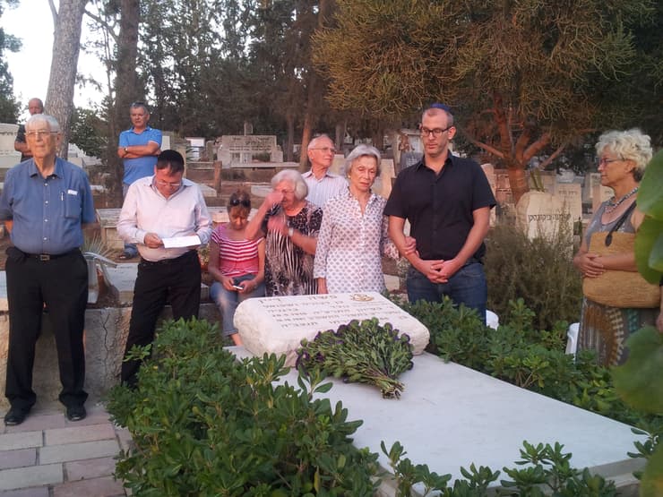 רחל דיין ליד קברו של משה דיין, באזכרה ב-2013