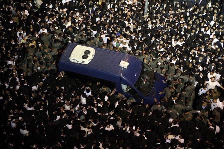 המונים צובאים על הרכב שהוביל את גופת הרב עובדיה יוסף ז"ל, במסע ההלוויה ב-2013 