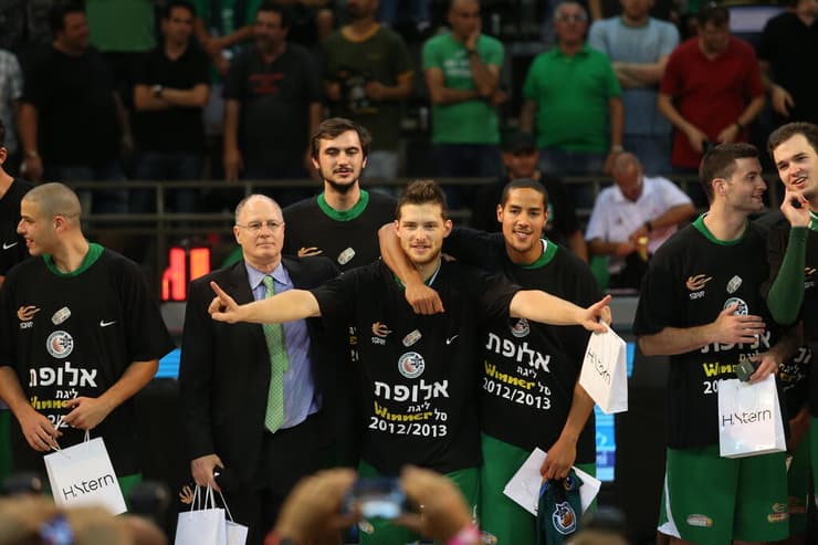 מקל חוגג עם מכבי חיפה את האליפות ב-2013