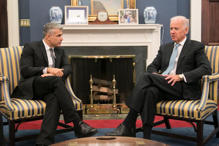 "ישראל לא יכולה להתעלם מפנייה כזאת". לפיד עם נשיא ארה"ב ביידן (צילום: שמוליק עלמני) "ישראל לא יכולה להתעלם מפנייה כזאת". לפיד עם נשיא ארה"ב ביידן