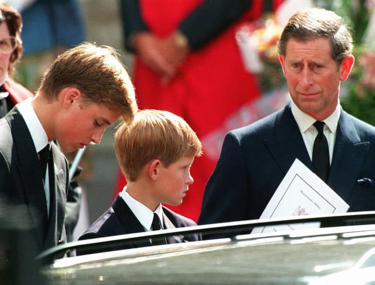 צ'רלס עם הנסיכים וויליאם והארי בהלוויית אמם בספטמבר 1997
