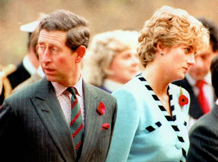 צ'רלס עם דיאנה בשנות נישואיהם. 25 שנים אחרי מותה בתאונת דרכים, רוחה עדיין שורה על בית המלוכה