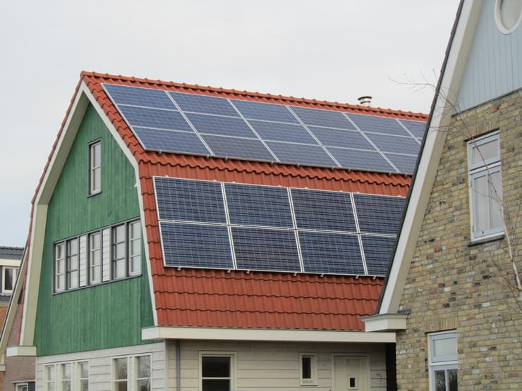 פאנלים סולארים על בניין בהולנד