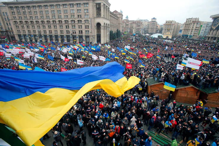 ראשית ימי המהפכה שבה הודח ינוקוביץ' ב-2014: מפגינים בקייב נגד הנשיא הפרו-רוסי