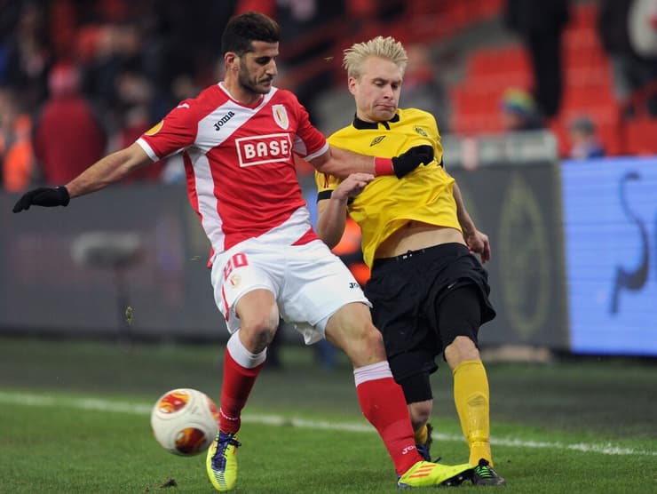 "נעצרתי שם כי שיחקתי לצד שני חלוצים ברמה גבוהה". ביטון במדי ליאז'