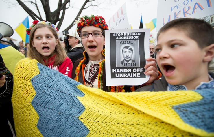 מניפים כרזת "אדולף פוטין" בתחילת המחאה שהביאה להפיכה באוקראינה ב-2014