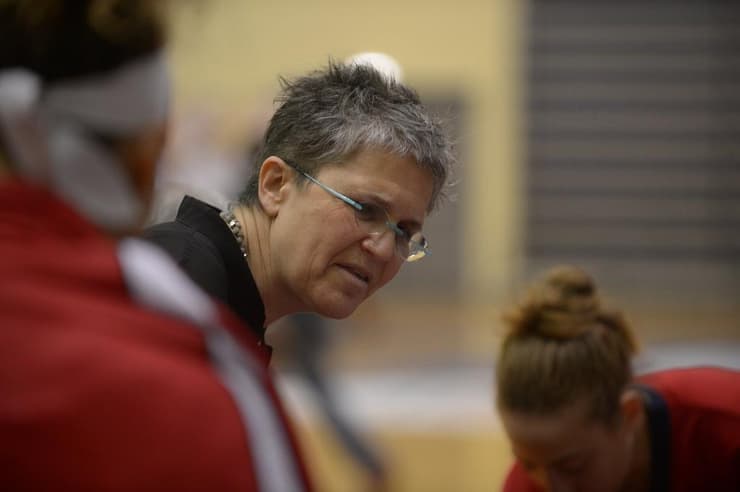 העבירה את זכויות הניהול. אוסטפלד