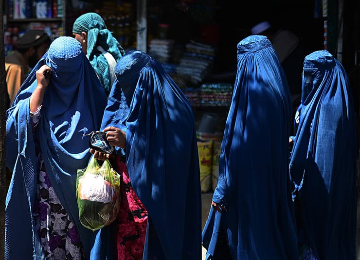 מכף רגל ועד ראש. נשים מכוסות באפגניסטן