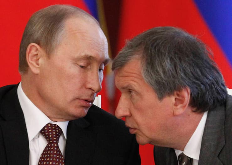 מנכ"ל רוסנפט איגור סצ'ין עם הנשיא פוטין. היאכטה נתפסה