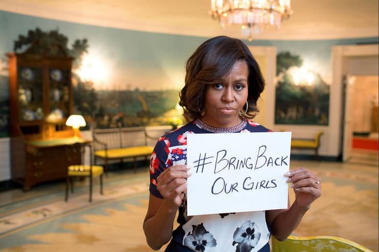 הגברת הראשונה דאז מישל אובמה עם השלט "תחזירו את הבנות שלנו", כחלק מהקמפיין העולמי