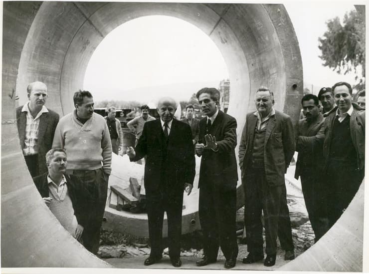 שמעון פרס (מימין) ודוד בן גוריון (במרכז) באחד מצינורות המוביל הארצי (צילום: דניאל רוזנבלום) שמעון פרס (מימין) ודוד בן גוריון (במרכז) באחד מצינורות המוביל הארצי