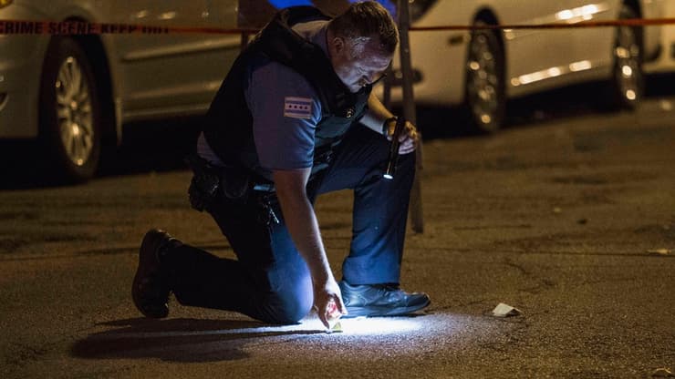 ילד בן 12 נורה בפארק, 30 בסופ"ש אחד. שיקגו