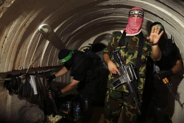 מחבלי חמאס במנהרת טרור בצילום מהעשור שעבר. תקשרו ב"מטרו של עזה" עם קווי טלפון כדי לחמוק מהמודיעין הישראלי