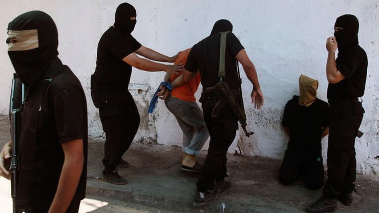 אנשי חמאס מוציאים להורג משתפי פעולה בעזה. ארכיון