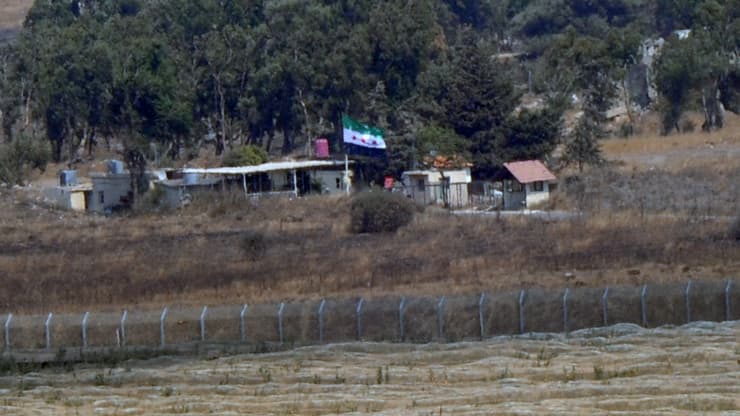 דגל המורדים מונף מעל מעבר הגבול בקונייטרה