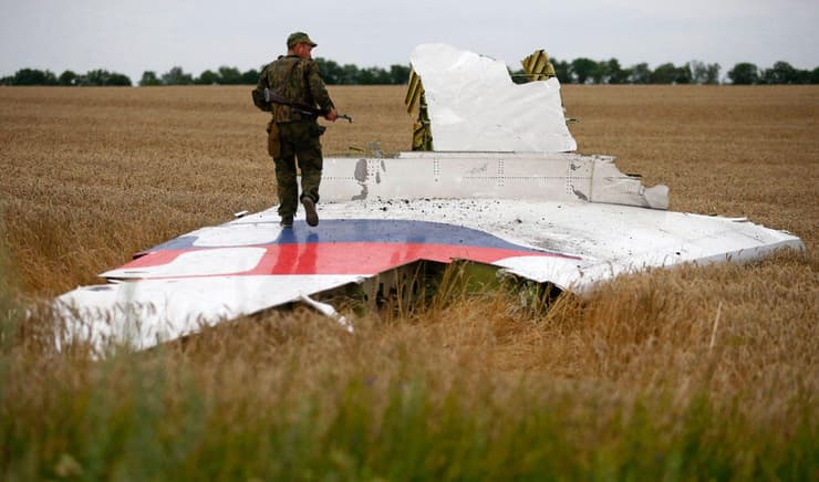 איש המורדים הפרו-רוסים בדונייצק על אחד משרידי המטוס, לפני 8 שנים