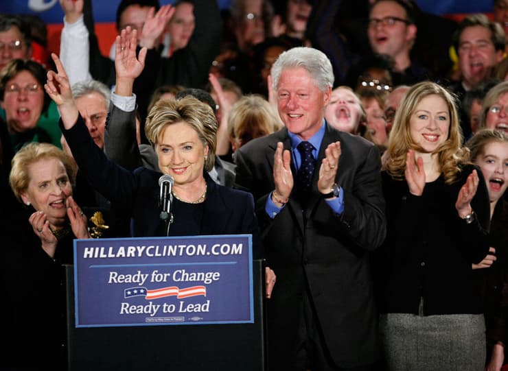אולברייט עומדת לצדם של ביל והילרי קלינטון ב-2008, כשהילרי התמודדה לנשיאות ארה"ב