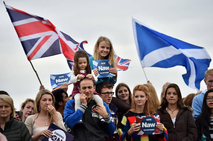 עם הדגל הבריטי: המתנגדים לפלישה במשאל לפני שמונה שנים