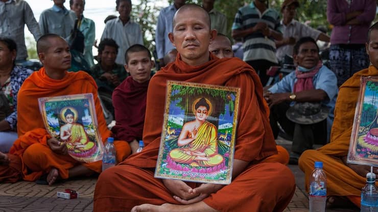נזירים טיבטים בהפגנה נגד סין בקמבודיה. ארכיון