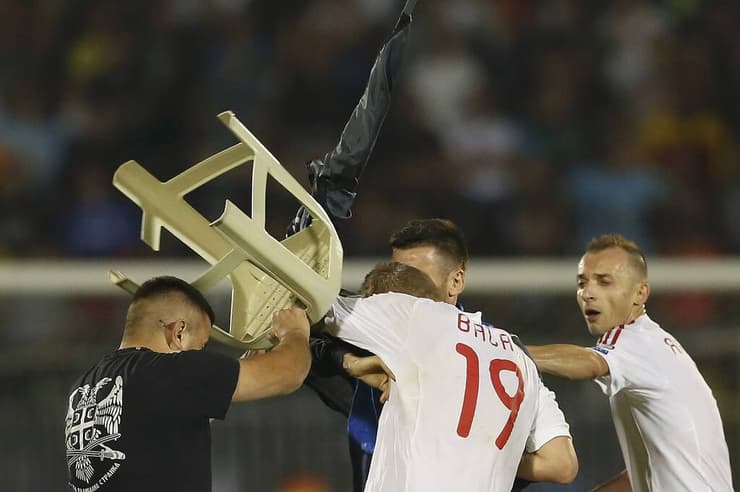 הקהל הסרבי לא מרחם על שחקני אלבניה ב-2014