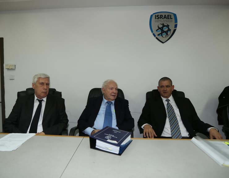מיגל דויטש (במרכז), יו"רהוועדה לבחינת רפורמה בדרכי המאבק באלימות בכדורגל הישראלי
