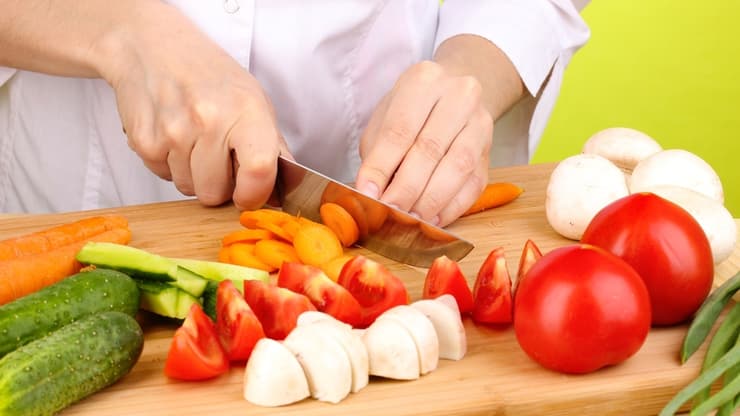 סלט ירקות נחשב בריא מאוד, אבל אכילת סלט בלבד לאורך כל היום לא תספק לגוף את כל דרישותיו התזונתיות: בסלט חסרים חלבון, סידן, ברזל ועוד