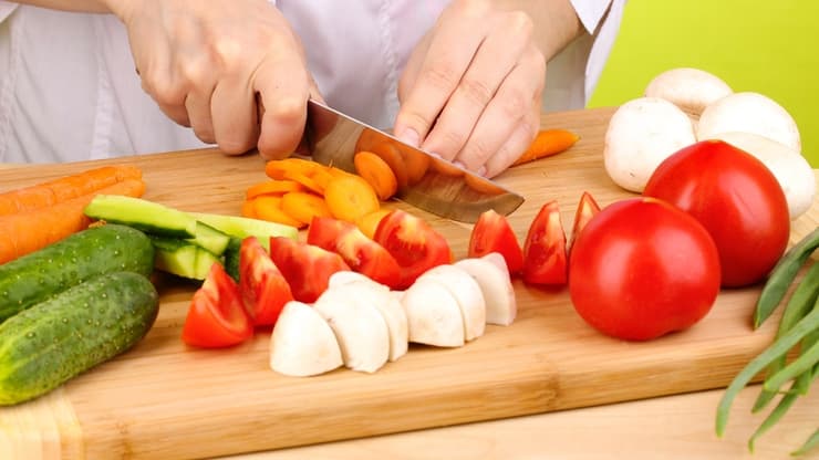 חיתוך ירקות לסלט נמשך בדיוק חמש דקות, אז אין סיבה להתעצל