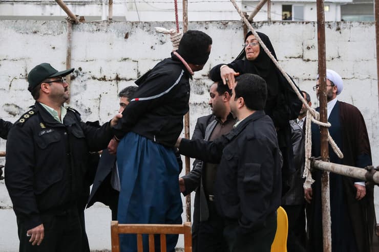 הוצאה להורג בתלייה באיראן, ב-2014. החוק שם מאפשר לסקול מי שהורשע בניאוף