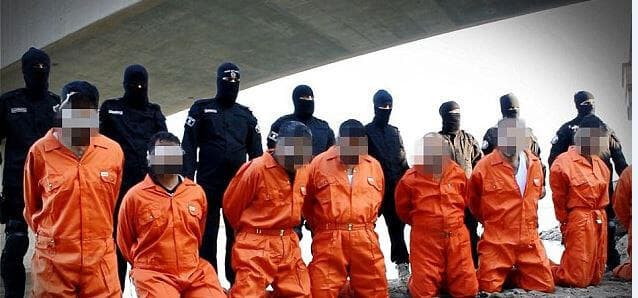 מחבלי דאעש מתעדים עצמם מוציאים להורג שבויים בסרבלים כתומים. הרעיה: "זה היה הלם גדול, מעשים לא אנושיים"