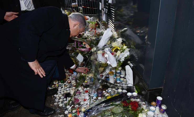 נתניהו מבקר בזירת הפיגוע במרכול היהודי היפר כשר בפריז, ב-2015