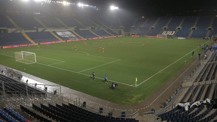 מה הבעיה להכניס 30 איש לאצטדיון של 30 אלף מקומות? (צילום: ראובן שוורץ) מה הבעיה להכניס 30 איש לאצטדיון של 30 אלף מקומות?