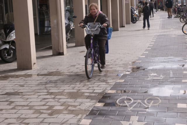 רוכבת אופניים בתל אביב. פחות מאחוז אחד מהנשים רכבו על אופניים לפי המחקר