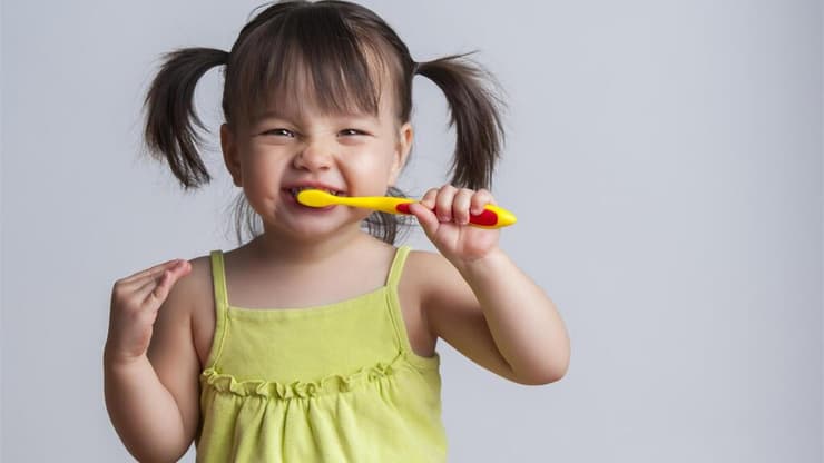 כדאי ללוות את הילדים בצחצוח השיניים עד לרגע שבו ברור שהם רכשו את ההרגל, והוא מושרש אצלם