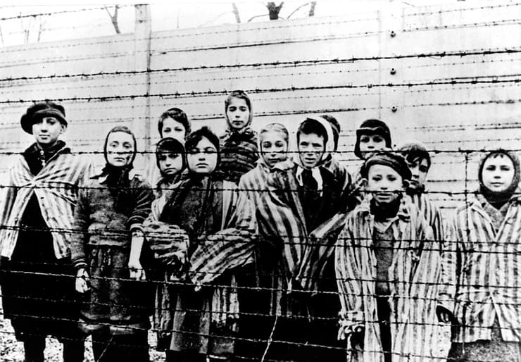 ילדים לצד גדר מחנה ההשמדה אושוויץ, 1944