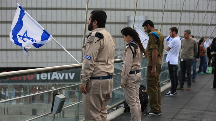 חיילים עומדים בצפירה בגשר הקרייה בתל אביב. יום הזיכרון לחללי מערכות ישראל