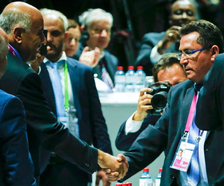 רג'וב עם יו"ר ההתאחדות לכדורגל לשעבר, עופר עיני, בקונגרס פיפ"א ב-2015
