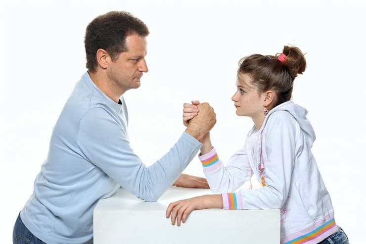 ילדים להורה נרקיסיסט עלולים לוותר על מערכות יחסים כדי להישאר עם ההורה