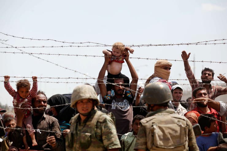 פליטים בגבול טורקיה-סוריה. 3.7 מיליון ברחו מהמלחמה וחצו את הגבול