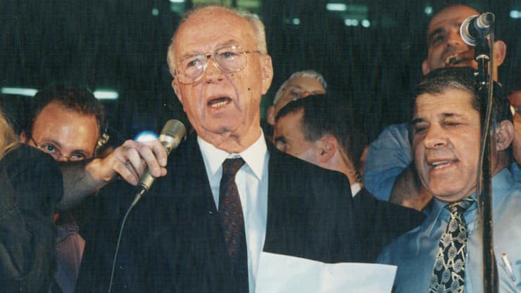 27 שנים לרצח. רבין בעצרת בתל אביב, ארכיון.
