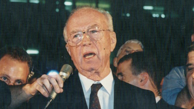 יצחק רבין ז"ל, דקות לפני שנרצח בתל אביב
