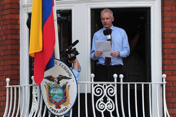 אסאנג' במרפסת השגרירות באקוודור, ב-2015. סולק משם, ונעצר מיד