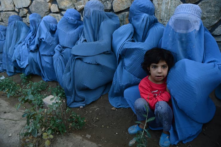 נשים לבושות בורקה באפגניסטן. אסור להיחשף, אסור להיראות