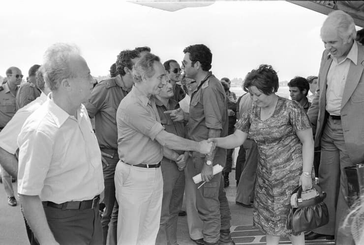 שר הביטחון שמעון פרס וראש הממשלה דאז, יצחק רבין (משמאל), מקבלים את פני המשוחררים מאנטבה