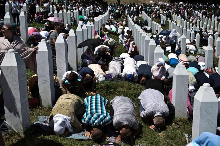 המובלעת המוסלמית הייתה אמורה להיות אזור מוגן. בבית הקברות בסרברניצה