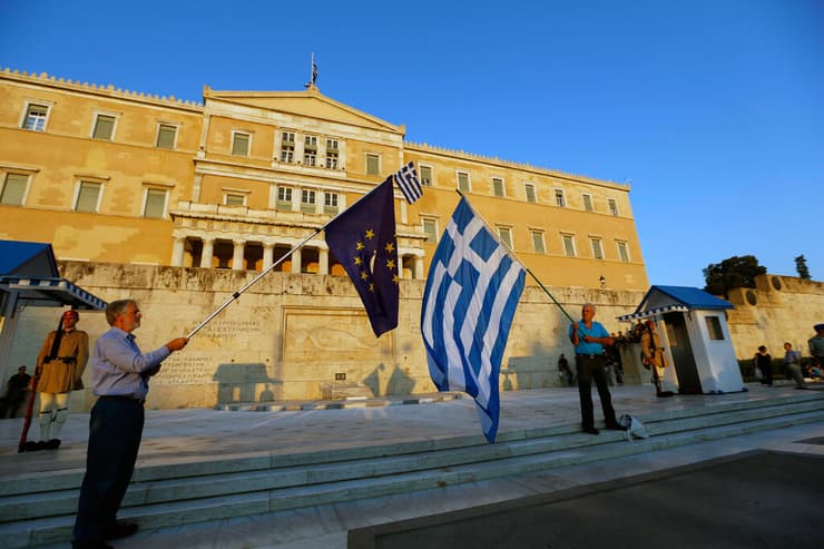 דגלי יוון והאיחוד האירופי באתונה