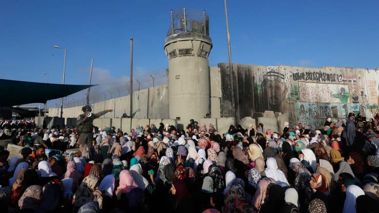 פלסטינים במחסום קלנדיה, ארכיון